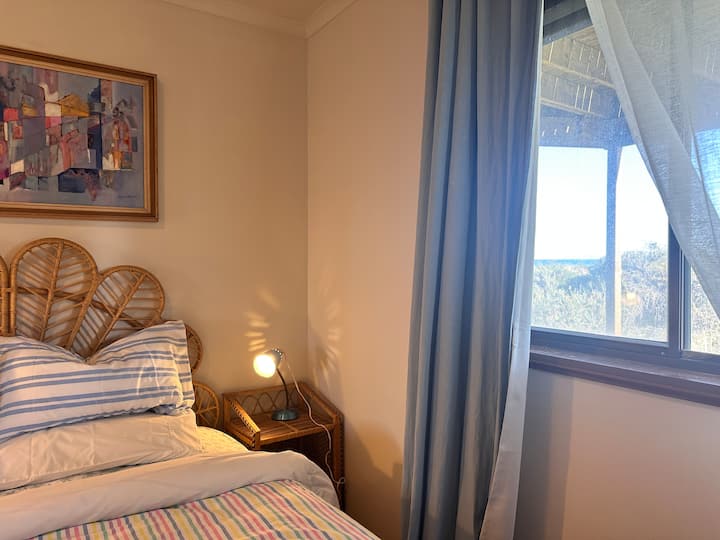 Dormitorio con cama tamaño queen