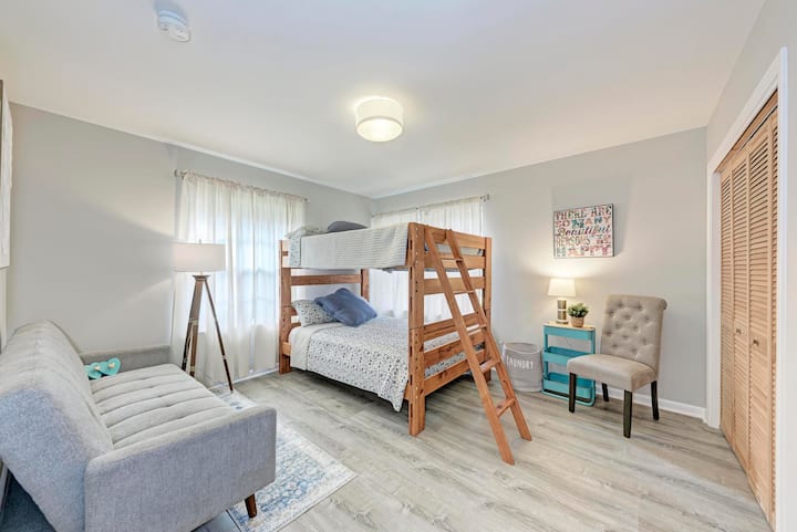 Დედოფლის ზომის ორსართულიანი საძინებელი დიდ ოჯახებს ან მეგობრების ჯგუფს საშუალებას აძლევს, გააგრძელონ მოგონებების გაზიარება და შექმნა. Ნაცრისფერი დივანი ორადგილიან საწოლად იქცევა იმ მეგობრისთვის, რომელსაც ურჩევნია მარტო და მიწასთან ახლოს დაიძინოს. 