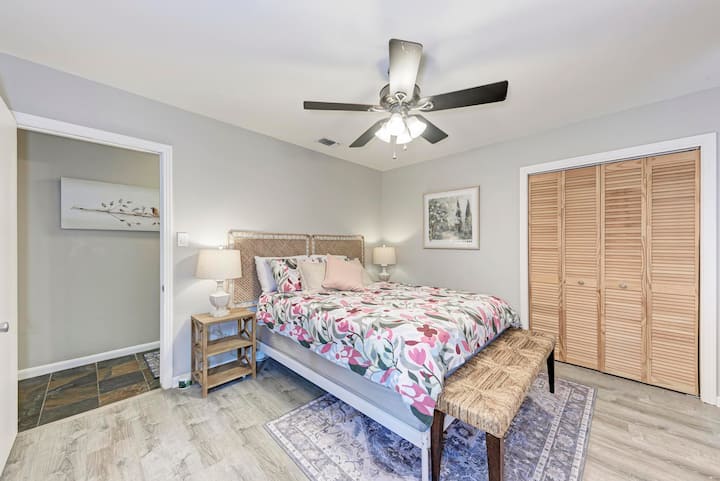 Ოთახში არის ორადგილიანი საწოლი, ორადგილიანი კარადა, ვენტილატორი, სამკითხველო კუთხე და კომფორტული საწოლი დამატებითი ბალიშებით. Ხანგრძლივი დღის შემდეგ მზად იქნებით, დაისვენოთ და გაიღვიძოთ მშვიდი დილაობით და უამრავი საფეხმავლო მარშრუტით.
