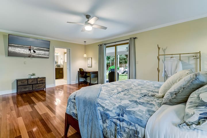 glavna spavaća soba s udobnim bračnim krevetom, pametnim TV-om od 60 inča, radnom stanicom, privatnom kupaonicom i vlastitom terasom!