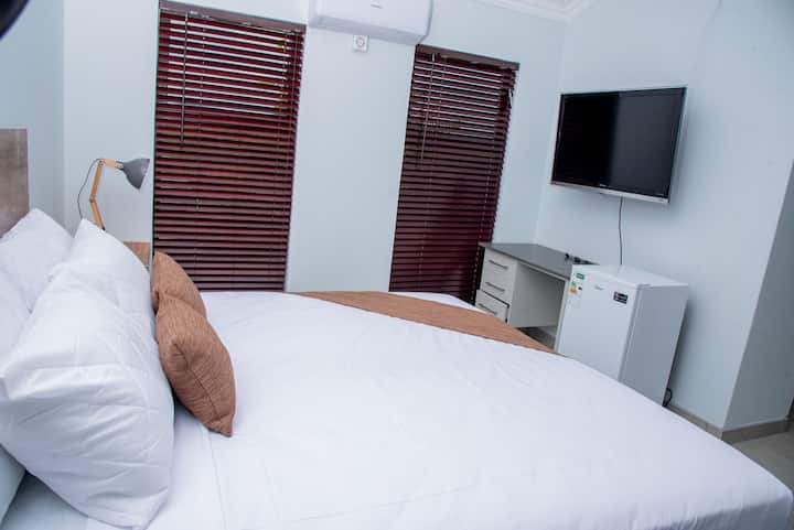 Тази стая е еднакво оборудвана с качествени облицовки и удобства. 