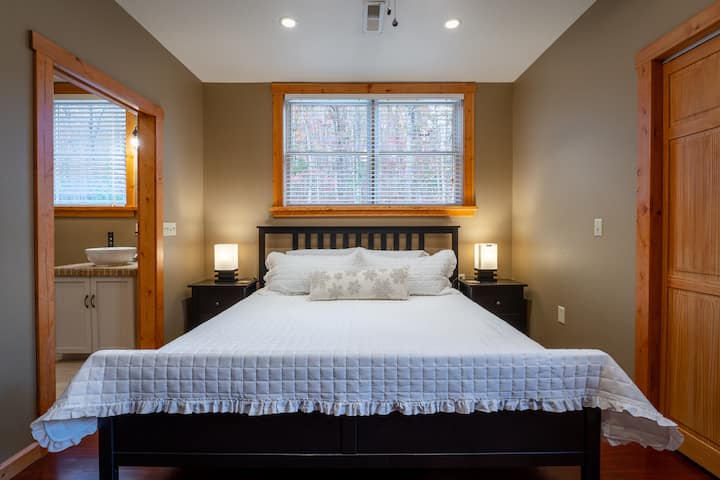 Ubicado en el último piso de la villa, este espacioso dormitorio tamaño king en suite combina lujo con encanto rústico. La pieza central es una lujosa cama tamaño king con un colchón de espuma viscoelástica de primera calidad, lo que garantiza un sueño reparador después de tus aventuras.