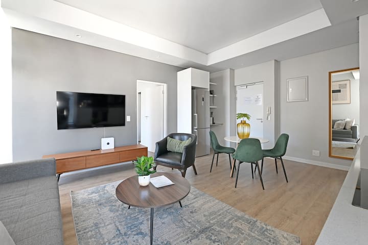 Chic 2BR with Mountain & City Views in Cape Town gallery image 2