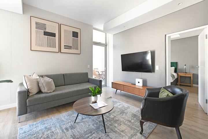 Chic 2BR with Mountain & City Views in Cape Town