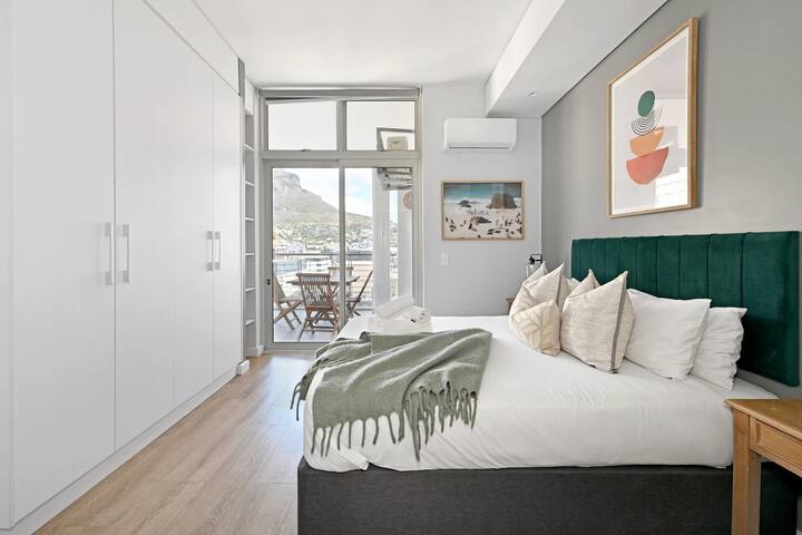 Chic 2BR with Mountain & City Views in Cape Town gallery image 4