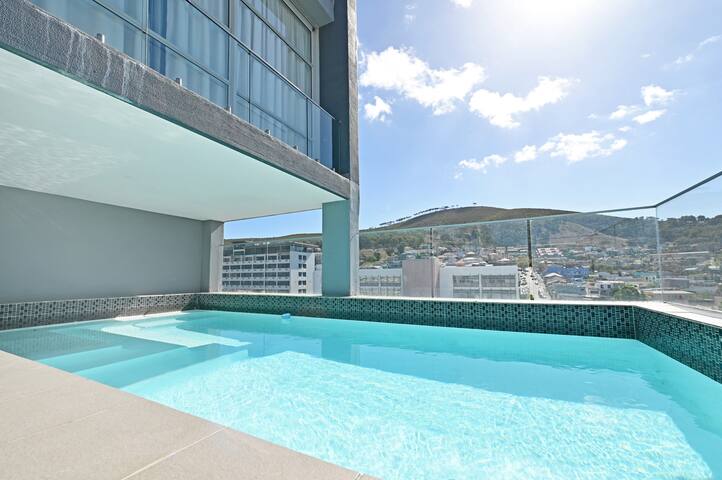 Chic 2BR with Mountain & City Views in Cape Town gallery image 3
