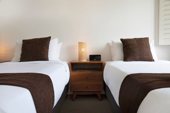 Zen Paradise Seaside Serenity - აღმოაჩინეთ კომფორტი და მომხიბვლელობა ჩვენს მყუდრო ოთახში, რომელშიც არის ორი ერთადგილიანი საწოლი, რომელიც იდეალურია მეგობრებისთვის ან ოჯახის წევრებისთვის, და ფანჯარა, რომლიდანაც იშლება თვალწარმტაცი ხედი, რომელიც გიწვევთ ყოველი ახალი დღის სილამაზით გასაღვიძებლად