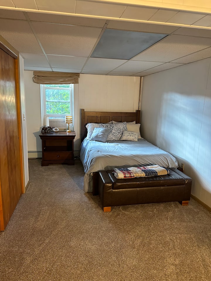 全尺寸床。这间客房还设有一张带有站立平台的书桌，适合需要完成工作的人。