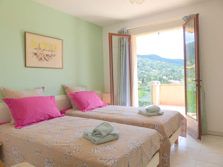 ห้องนอน 2 เปิดออกสู่ระเบียง 2 เตียง 90 x 200 สะดวกสบายมาก 