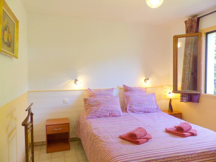 ห้องนอน 1: เตียงนอนสบายมาก 160 x 200 มุ้งกันยุงแบบติดตั้งไว้ที่หน้าต่าง