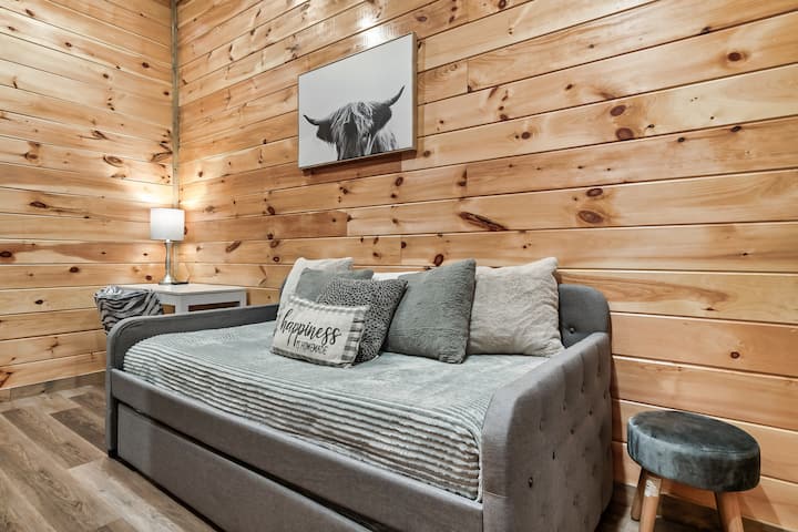 Არასავალდებულო მე-6 საძინებელი (მე-3 დონე; ორადგილიანი საწოლი ორადგილიანი საწოლით, ტელევიზორითა და კარადით); ახლახან დაემატა სამუშაო მაგიდა.