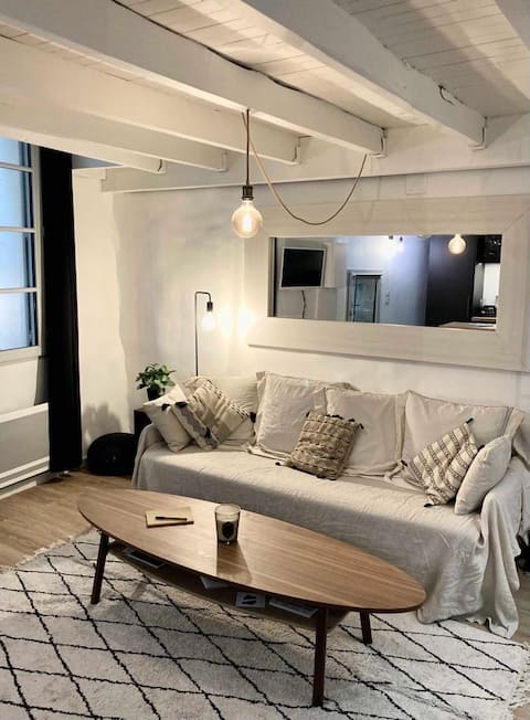 Annonce Airbnb populaire: Charming triplex house in the heart of the Ecusson. à Centre