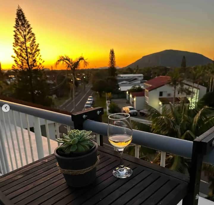 Coastal Escape ~ views, rooftop terrace & jaccuzi