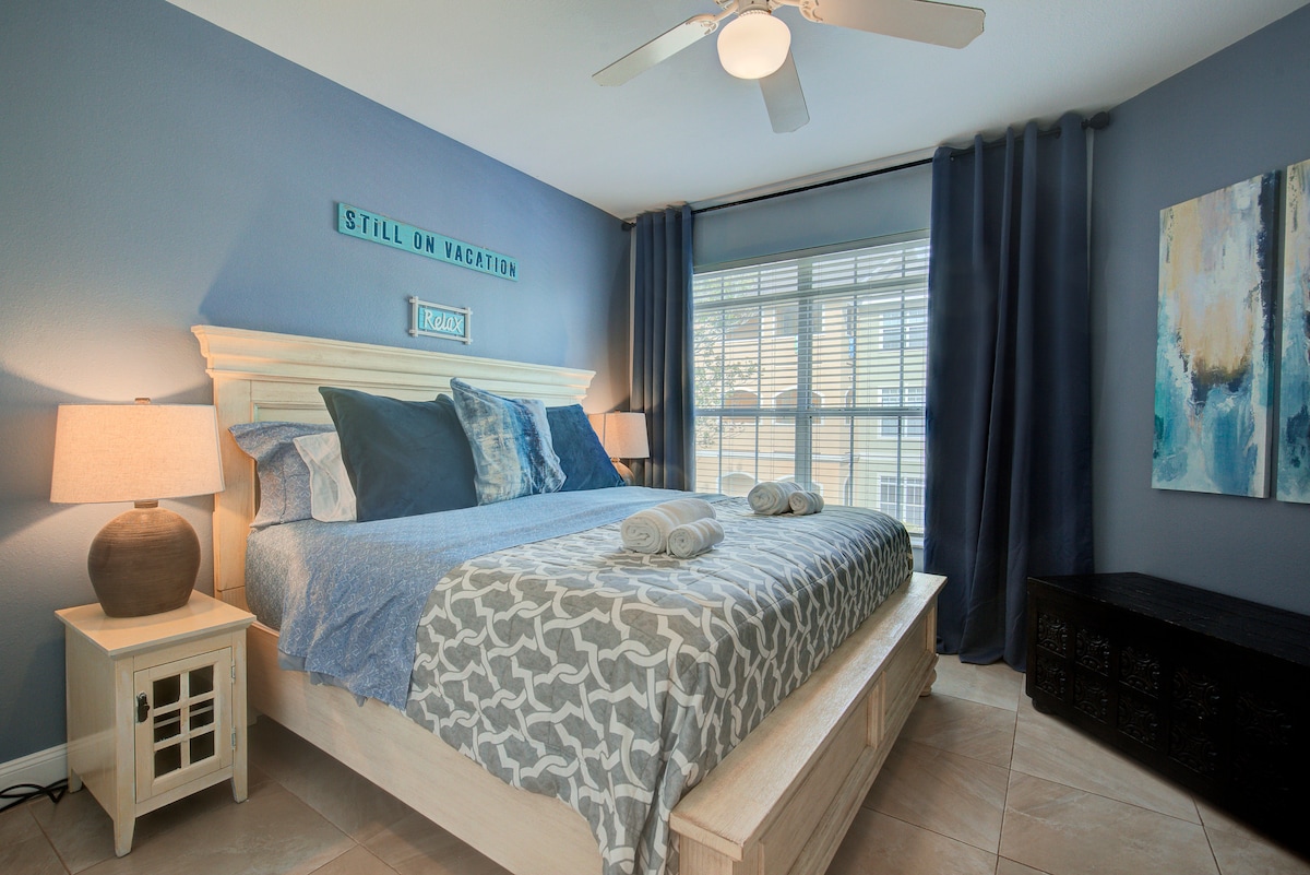 سرير كبير الحجم وإمكانية الوصول المباشر إلى الحمام وخزانة الملابس