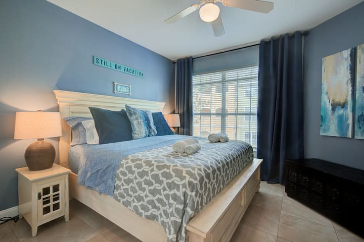 Lit King Size et accès direct à la salle de bain et au dressing