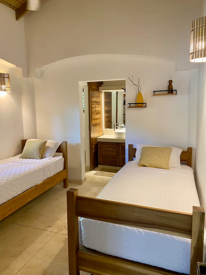 غرفة نوم في الطابق السفلي، سريران مفردان 