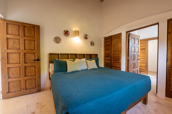 غرفة نوم في الطابق السفلي ، سرير بحجم كبير