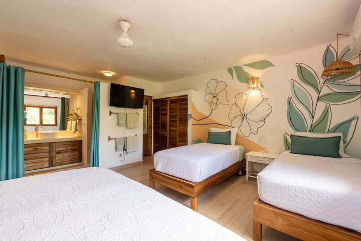 غرفة نوم في الطابق العلوي، (الغرفة رقم3)، سريران بحجم كينغ، يمكن فصل كل منهما إلى سريرين فرديين