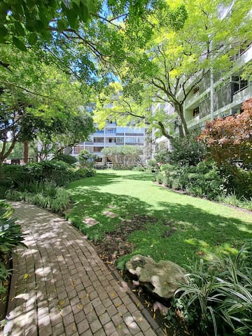 Chic 2 bed apartment near the Company’s Gardens gallery image 4