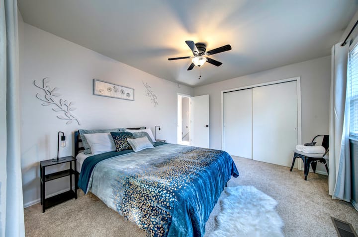 Dormitorio 2. Dormitorio tamaño queen en la planta superior con un colchón tamaño queen y un armario.