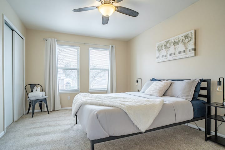 Dormitorio 2. Dormitorio tamaño queen en la planta superior con un colchón tamaño queen y un armario. 