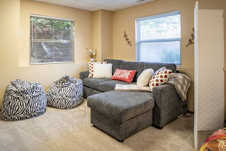 La sala de estar del sótano incluye un sofá cama tamaño queen.