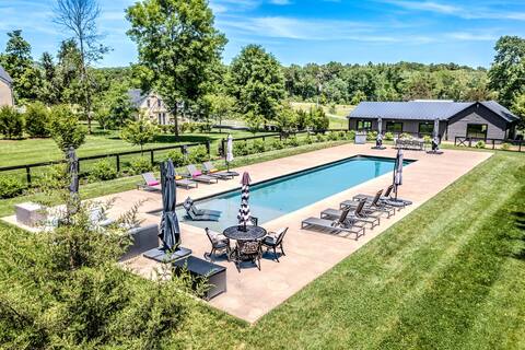 Luxurious two story Keswick guest house with pool