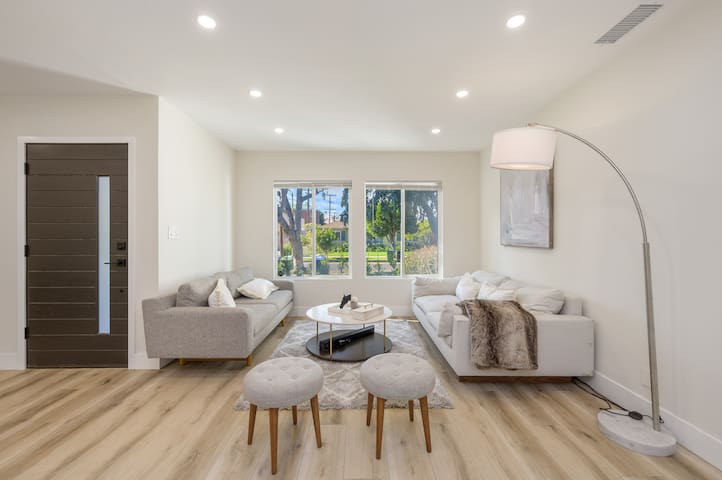 Luxurious Spacious Home -10 Min from Beverly Hills