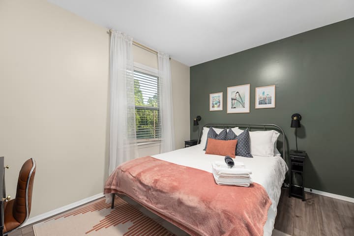 Druhá spálňa s manželskou posteľou Queen zahŕňa 5-hviezdičkovú kombináciu posteľnej bielizne a písací stôl na prácu na diaľku.