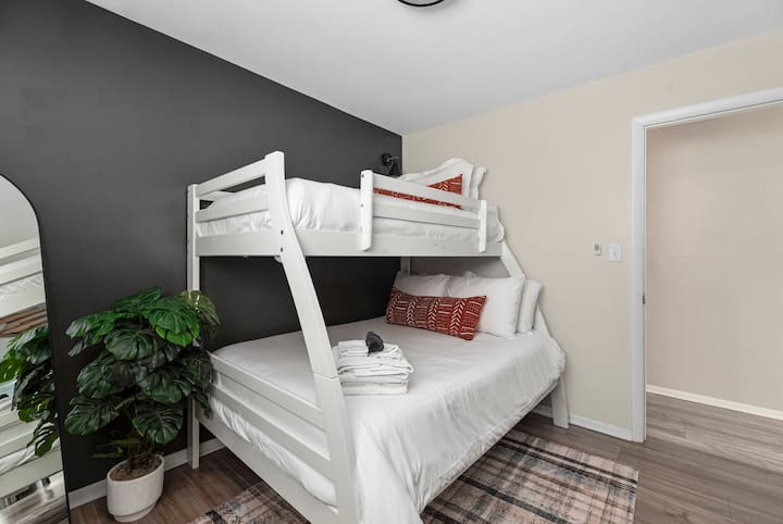 Dvojité lôžka nad plnými lôžkami sú navrhnuté s ohľadom na pohodlie detí aj dospelých.
*Poznámka: Horný hmotnostný limit lôžka je 150 libier*