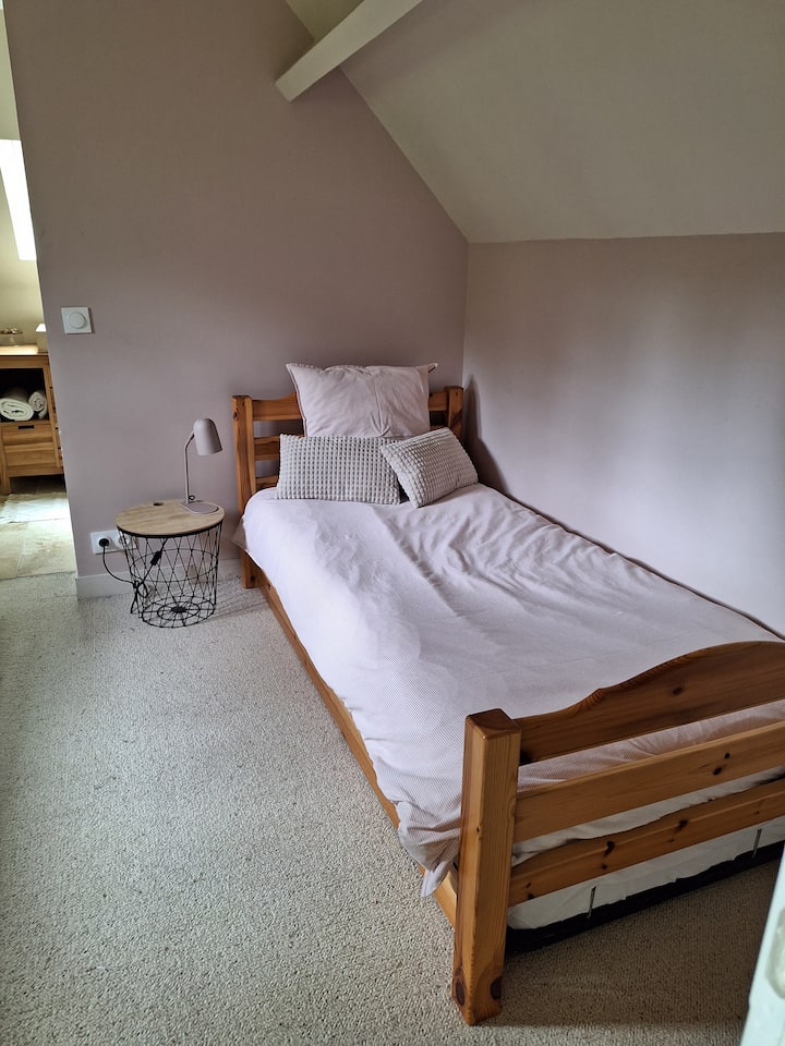 2º quarto da casa de hóspedes com cama dobrável. Possibilidade de colar as 2 camas pequenas para ter uma cama Queen. 