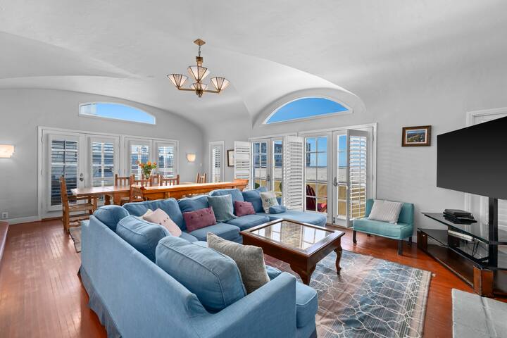 Beachfront, Roof Deck & Well-Stocked w/ Views! gallery image 2