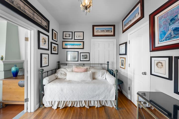 Პირველი სართულის საძინებელი 2 ტყუპი. Მიმაგრებული სააბაზანო 3/4 სააბაზანო