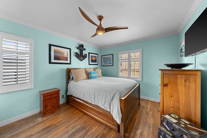 Ორადგილიანი საწოლი ორადგილიანი საწოლით. მიმაგრებული სააბაზანო 