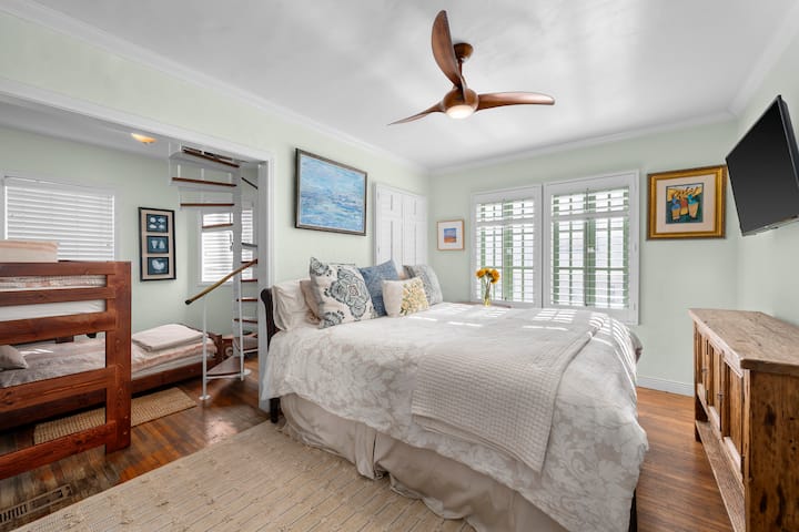 Დიდი ზომის საწოლი გვერდითი ოკეანის ხედით, რომელიც მიმაგრებულია ორსართულიანი საწოლის ფლიგელით და კიბე ბავშვებისთვის, რომლებიც კითხულობენ/თამაშობენ ოთახს ტურეტში. Ცალკე სააბაზანო მთელ დარბაზში.