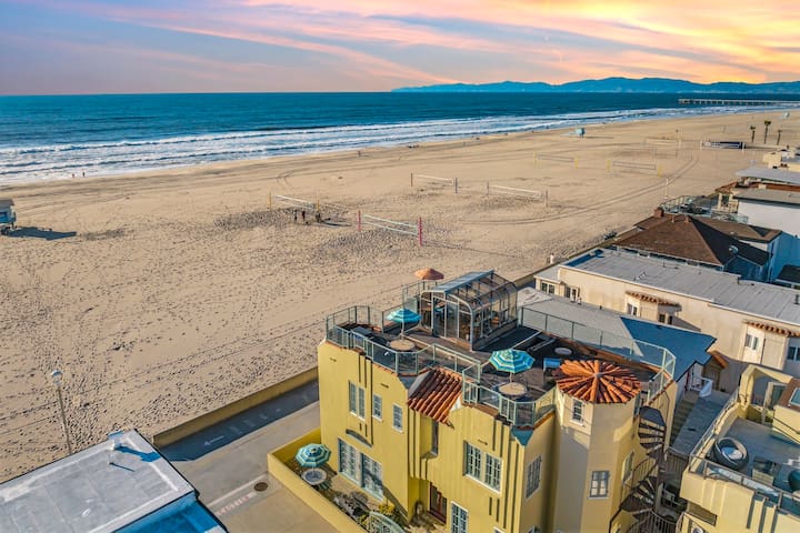 Beachfront, Roof Deck & Well-Stocked w/ Views!