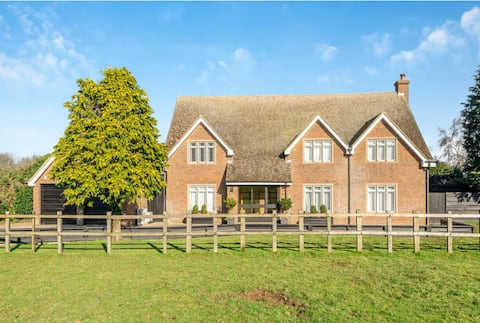 Spacious 9 bedroom house with games room