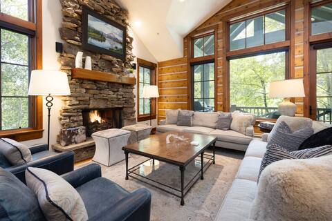 Luxury Ski in, walk to Ritz, A/C, HotTub, Pool