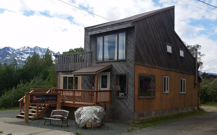 The Attic, Downtown Hideaway With Private Deck - Hammer Museum