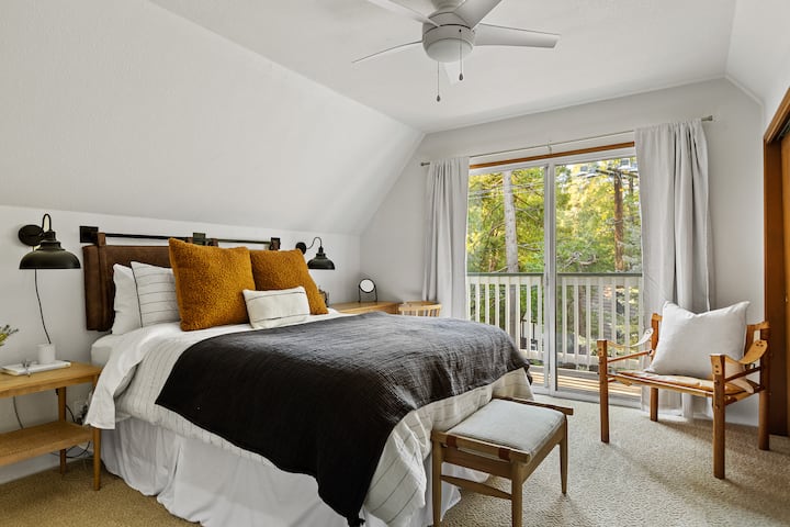 A queen bed and desk workspace offer a great place to retreat after a long day of exploring the lake. A private small deck to watch the sunse.