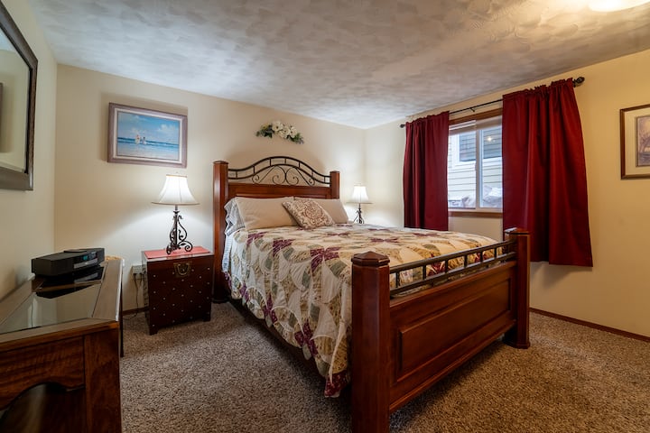 سرير بحجم كوين في غرفة نوم خاصة في الطابق الرئيسي. ستائر مانعة للضوء وتلفزيون/دي في دي وراديو بوز. 