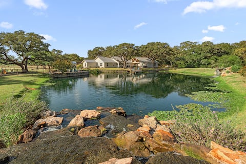 2 houses! 5+ bedrooms! Party Barn! (Sleeps 17)