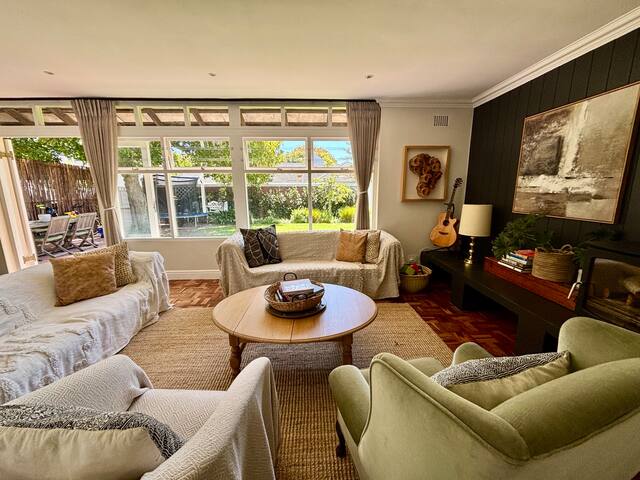 Cheerful & spacious 4 bedroom family home gallery image 5