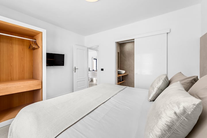 RINCIPAL BEDROOM WITH EN-SUITE BATHROOM