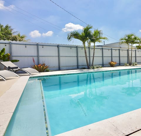 Luxury 5BR Modern Retreat w/ Private Pool – Miami