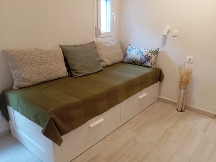 ลอฟท์มีเตียงคู่ขนาด 160 * 200 ซม. เครื่องปรับอากาศอินเวอร์เตอร์ "ไดกิ้น" ตู้เสื้อผ้าและห้องน้ำที่มีฝักบัว