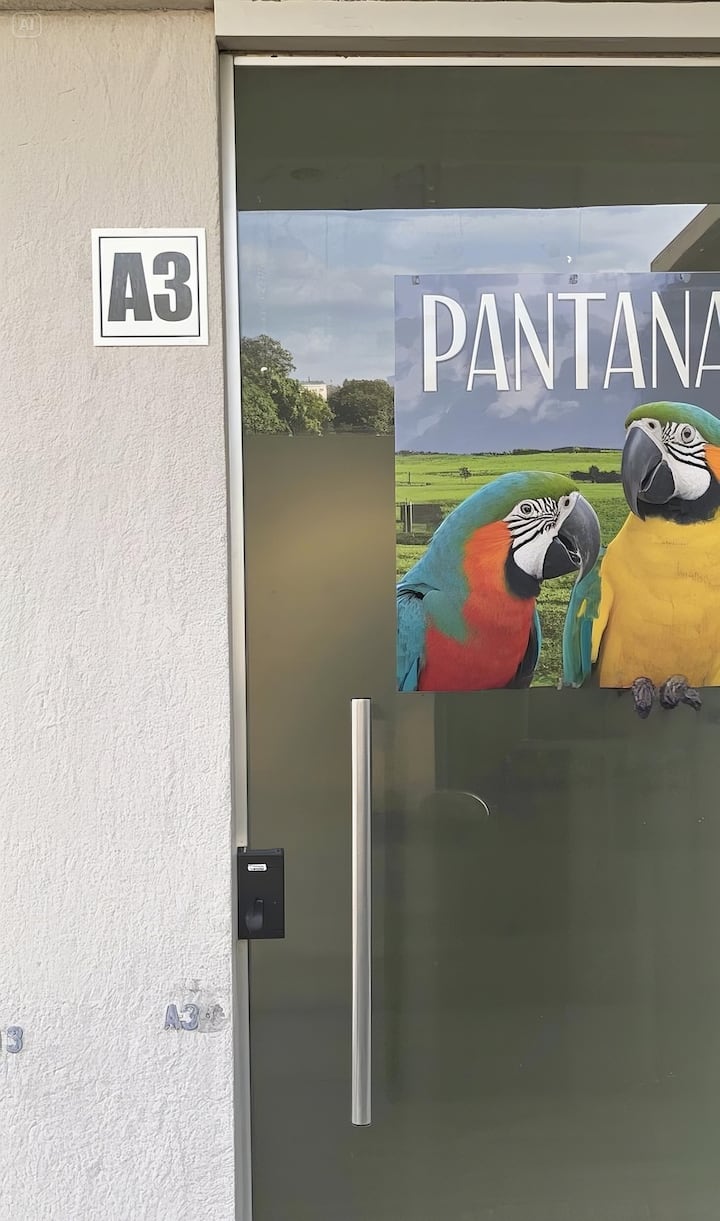 جناح مع غرفة معيشة وغرفة نوم وحمام وحديقة. مريح للغاية ومريح وواسع.