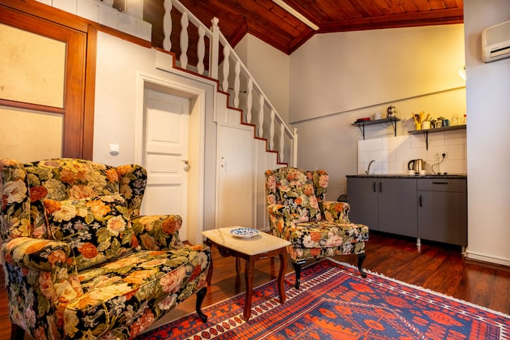 109. High Ceiling 2 Beds With Kitchen 3.floor - Beylerbeyi