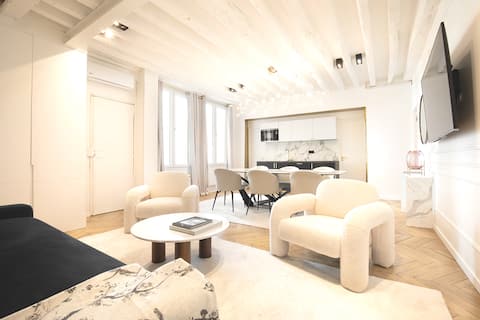 A Breathtaking 2-BR/2-BA – Le Marais