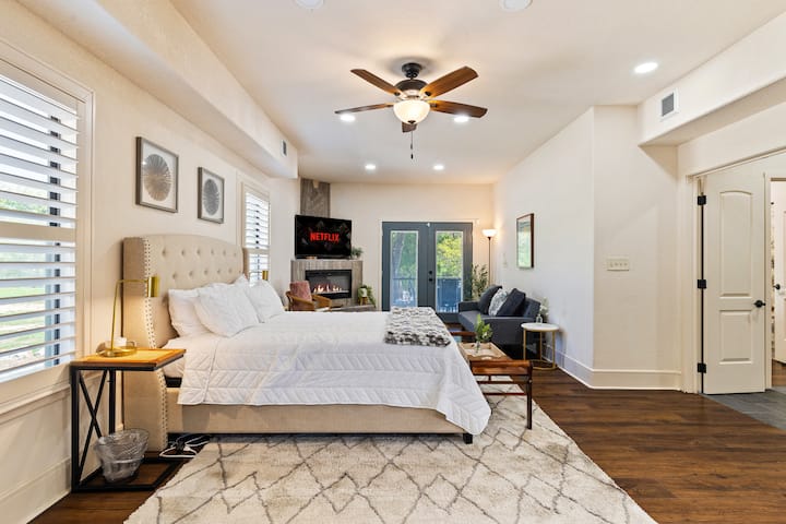 Opustite se u luksuzu uz veliki bračni krevet, električni kamin, udoban prostor za sjedenje i privatni izlaz na terasu.